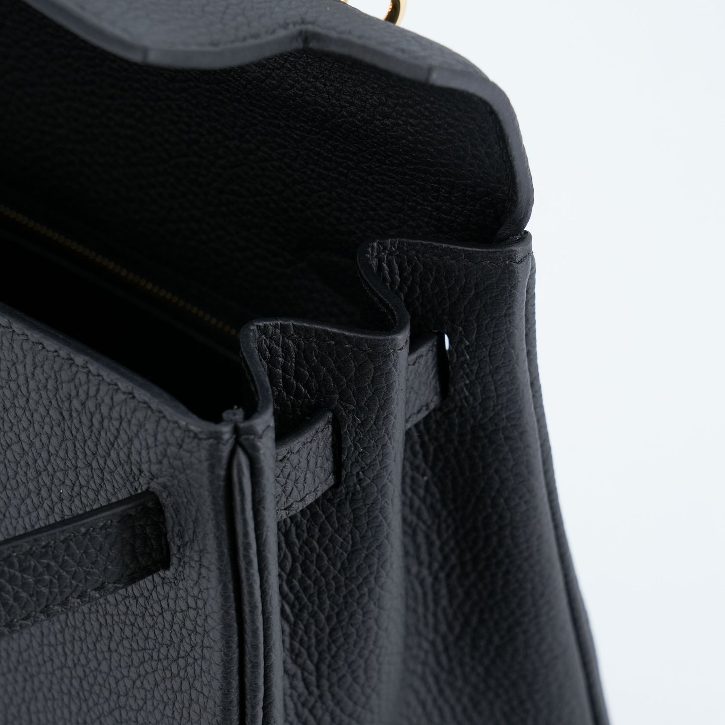 HERMÈS Kelly 25 Noir (89) Togo Gold hardware K (2025)