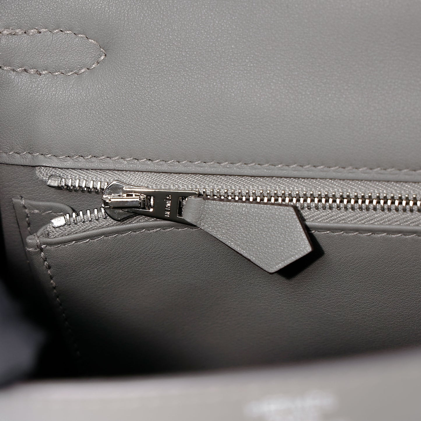 HERMÈS Limited Edition Kelly 25 Padded Sellier Gris Meyer (0L) Swift Palladium hardware B (2023)